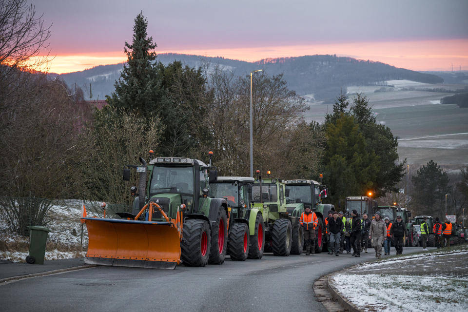 Beim Bauernprotest blockierten Traktoren die Straße (Bild: Daniel Vogl/dpa)