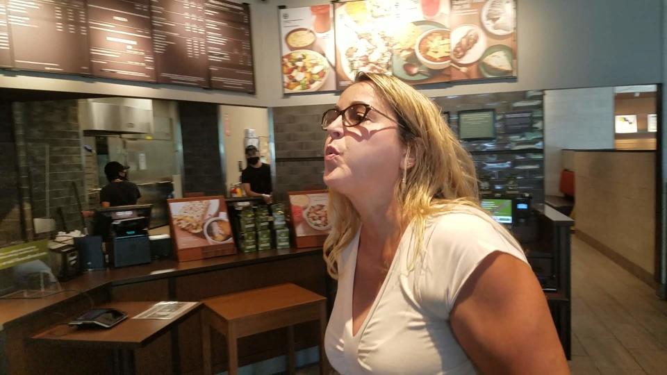 Una mujer se negó a usar mascarilla en un restaurante Panera Bread de California, pese a que eso es mandatorio en ese estado, y encaró groseramente a quienes le cuestionaron su conducta. (Facebook(William See)