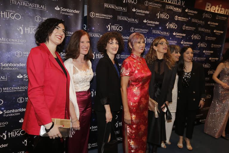 El elenco de Siempre Vivas (Rosario) fue premiado como mejor espectáculo musical federal. Ellas, felices.