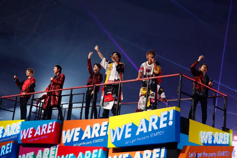 ▲STARTO舉辦家族演唱會《WE ARE! Let's get the party STARTO!!》，SUPER EIGHT（紅衣）、NEWS （紅白衣）一起坐上花車繞場。（圖／大鴻藝術BIG ART、STARTO星達拓娛樂）