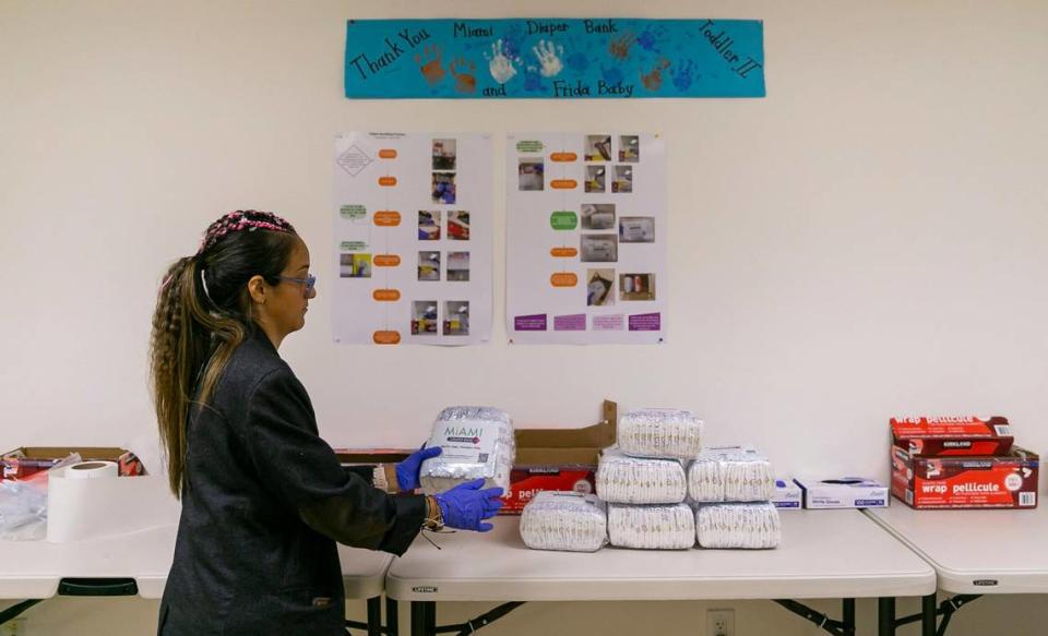 La directora ejecutiva de Miami Diaper Bank, Gabriela Rojas, empaca decenas de pañales cada día para realizar donaciones a las organizaciones con las que trabajan para ayudar a las familias más necesitadas del Sur de la Florida. Miércoles 17 de agosto de 2022 en Hialeah, Florida.