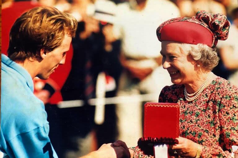 Gastón Laulhé recibe de la reina Isabel II un reconocimiento por su éxito por la Copa Coronación de 1995, cuando la selección argentina doblegó por segunda vez a la inglesa estando en juego ese trofeo.