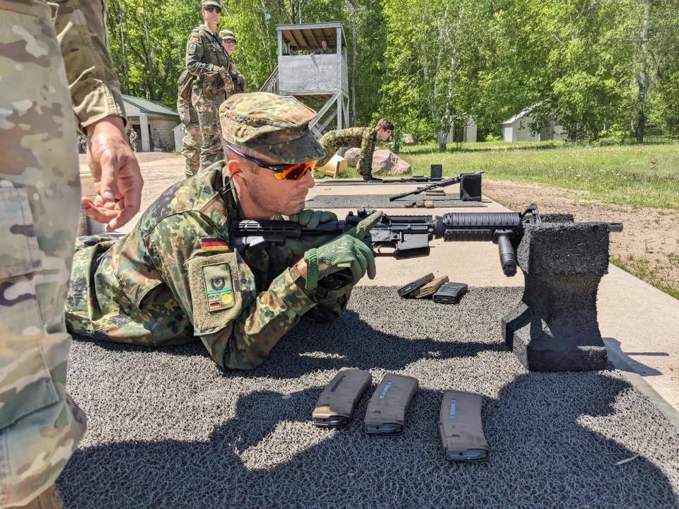 Für den Reservedienst bei der Bundeswehr tauscht Gründer Sascha Soyk sein weißes Hemd gegen eine Flecktarnuniform und übt für den Krisenfall.  - Copyright: Sascha Soyk