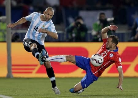 Argentina's Javier Mascherano (L) kicks the ball next to Chile's Marcelo Diaz during their Copa America 2015 final soccer match at the National Stadium in Santiago, Chile, July 4, 2015. REUTERS/Jorge Adorno