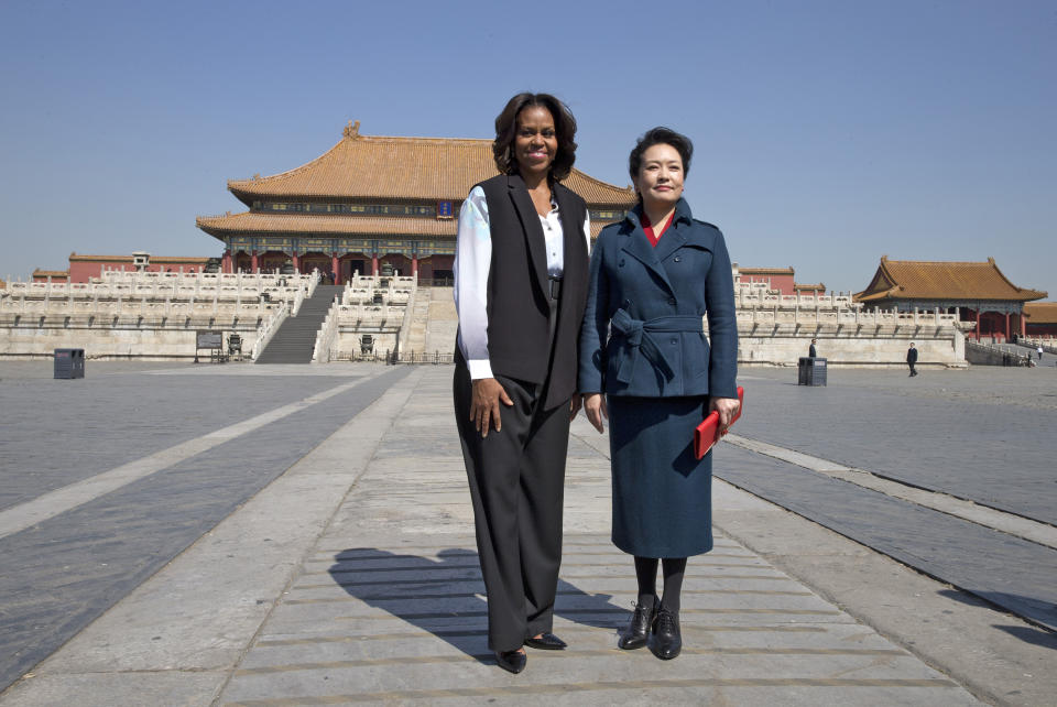 U.S. first lady Michelle Obama, left, and Peng Liyuan, wife of Chinese President Xi Jinping pose for photos at Forbidden City in Beijing, China Friday, March 21, 2014. (AP Photo/Andy Wong, Pool)