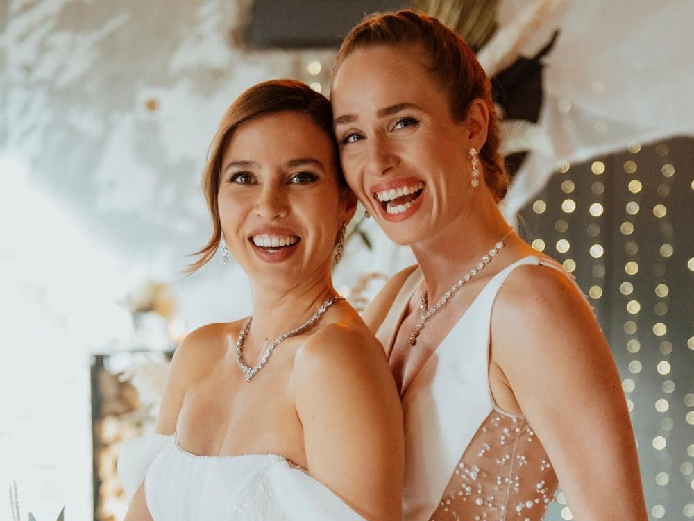 Chiara (Alexandra Fonsatti, l.) und Ava (Laura Egger) werden "Alles was zählt" nach ihrer TV-Hochzeit verlassen. (Bild: Foto: RTL / Julia Feldhagen)