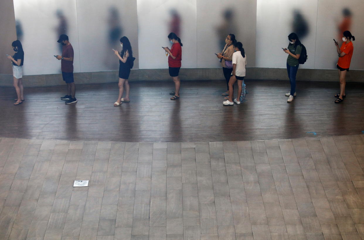 People keep their social distance, as they queue up outside a cafe in a mall during the coronavirus disease (COVID-19) outbreak, in Singapore September 28, 2021. REUTERS/Edgar Su