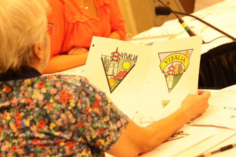 Los miembros del comité de rediseño del logotipo de Visalia trabajaron en posibles recomendaciones de propuestas para el Concejo Municipal el lunes por la noche en el Centro de Convenciones de Visalia.