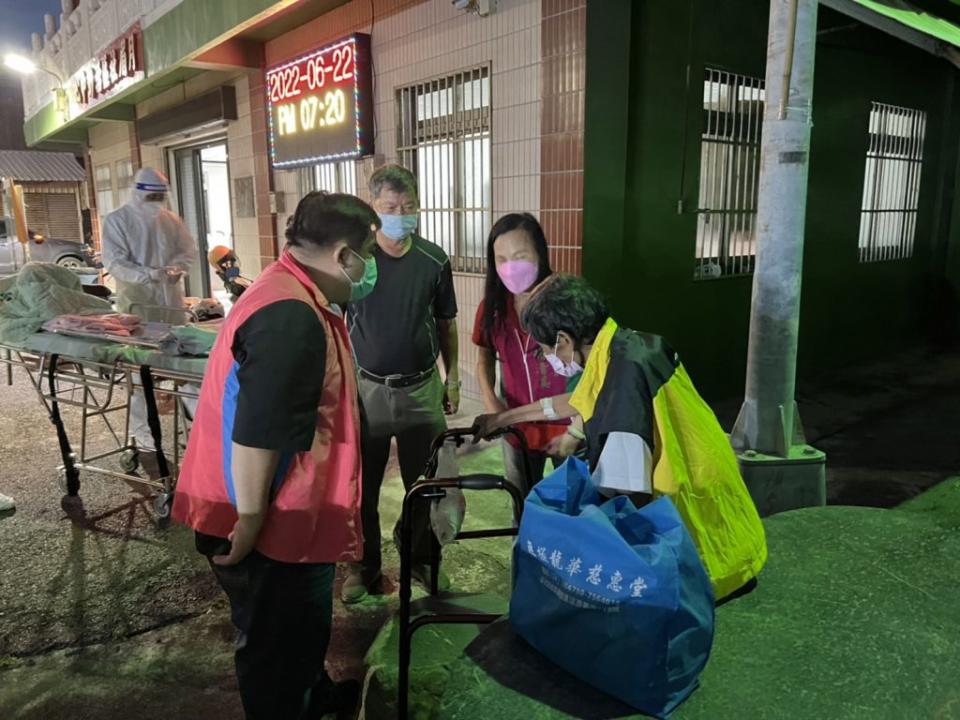 前日晚上賴清美趕到姚家和里長及社工將姚男送醫，當晚仍不幸身亡。（圖賴清美提供）