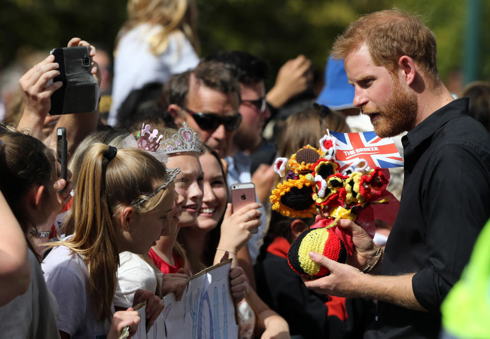 DIE ROYALS MÜSSEN ALLE GESCHENKE AKZEPTIEREN