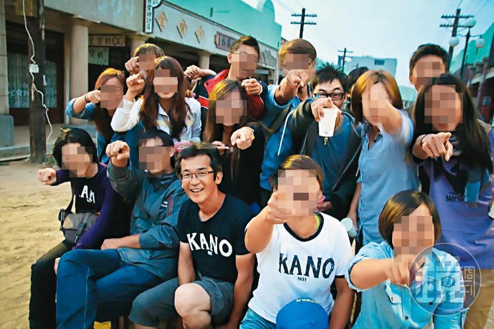 蔡榕哲也是電影《KANO》的劇組成員，曾與擔任該片監製的魏德聖導演合影。（讀者提供）