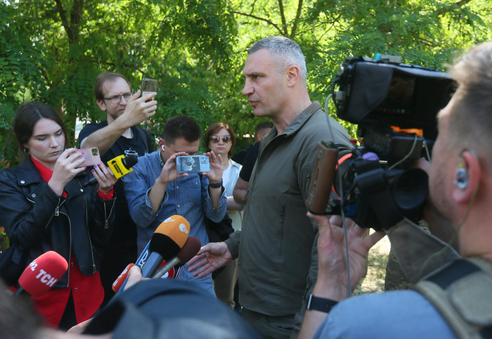 KYIV, UKRAINE - JUNE 1: Vitali Klitschko (C) im Gespräch mit der Presse (Photo by Vladimir Shtanko/Anadolu Agency via Getty Images)