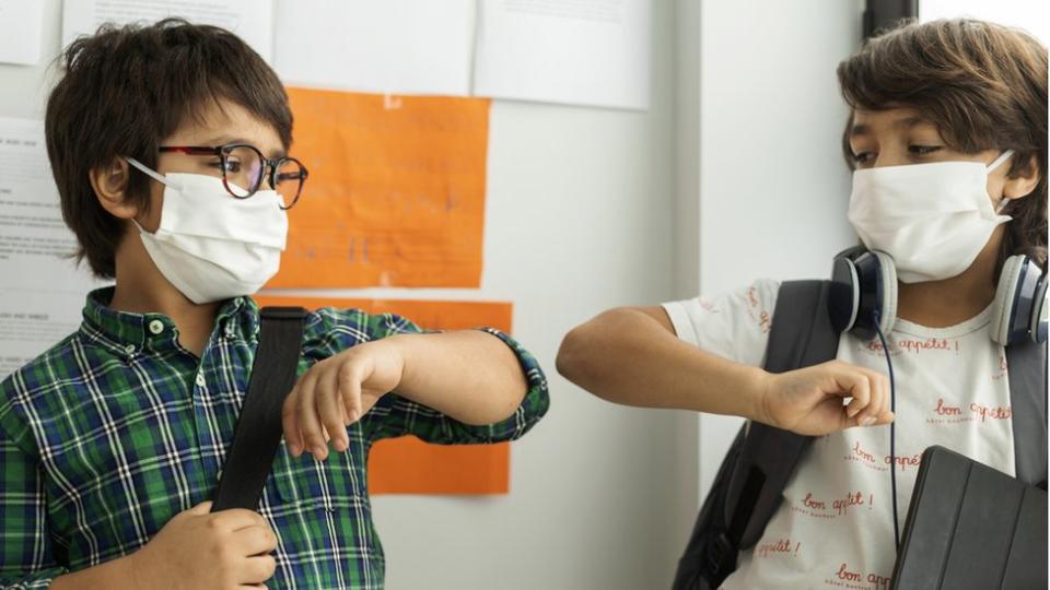 Niños con mascarilla