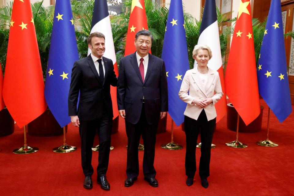 2023年4月6日，法國總統馬克宏（左起）、中國國家主席習近平、歐盟執委會主席范德賴恩參加聯合記者會。馬克宏此行受到習近平歡迎，對中較強硬的范德賴恩則受冷落。路透社