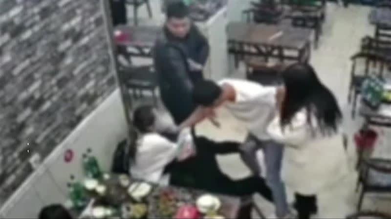 隔壁酒客嫉妒張男跟3明正妹吃飯，上前抓髮痛毆。（圖／翻攝自 漩渦視頻 微博）