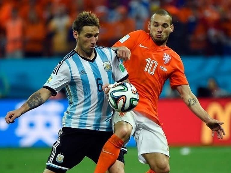 Sneijder, atacante de Holanda, mandado por Van Gaal para que tape a Lucas Biglia; fue en el Mundial de Brasil 2014