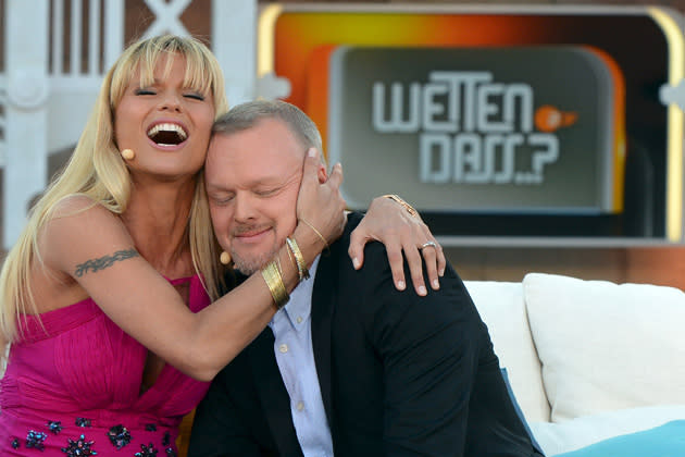 Michelle Hunziker und Stefan Raab kuscheln auf dem „Wetten, dass..?“-Sofa (Bild: ZDF / Sascha Baumann)