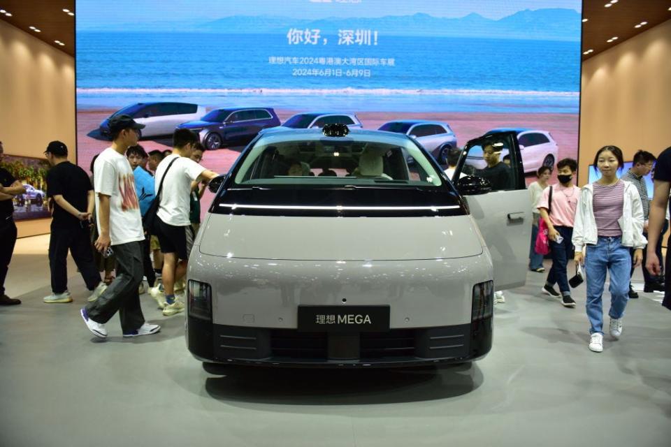 Der elektrische Minivan von Li Auto auf einer Fachmesse.  - Copyright: VCG/Getty Images