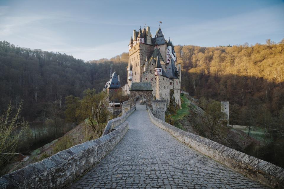 Ohne Zeichen der Zeit: Die Höhenburg Burg Eltz im Tal der Elz in der Eifel hat hingegen alle Kriege in der Region weitestgehend unbeschadet überstanden. Aber nicht nur deshalb ist die Burg aus dem 12. Jahrhundert eine Reise wert. Denn auch die Szenerie um die mittelalterliche Burg ist einfach atemberaubend. Burg Eltz liegt auf einem Fels mit vielen Wanderwegen durch das wunderschöne Naturschutzgebiet. (Bild: iStock / bluejayphoto)