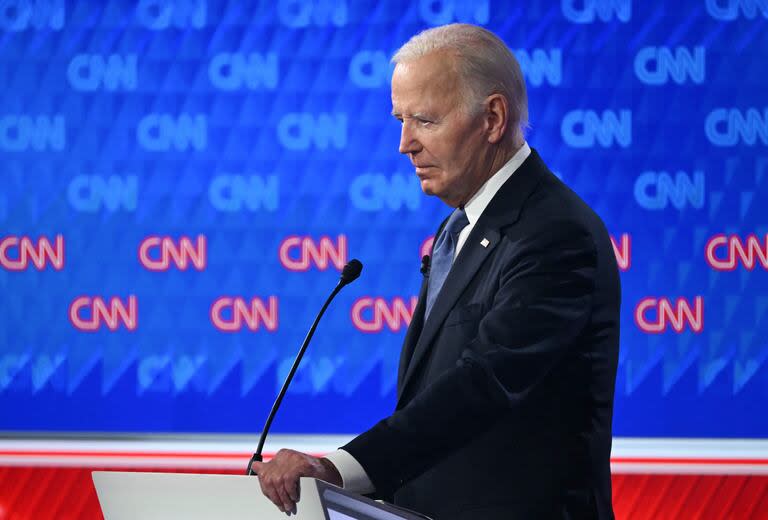 El presidente estadounidense Joe Biden habla mientras participa en el primer debate presidencial de las elecciones de 2024 con el expresidente estadounidense y candidato presidencial republicano Donald Trump en los estudios de CNN en Atlanta, Georgia, el 27 de junio de 2024.