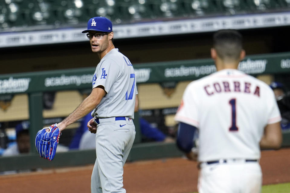 Joe Kelly, de los Dodgers de Los Ángeles, discute con el puertorriqueño Carlos Correa, de los Astros de Houston, el martes 28 de julio de 2020 (AP Foto/David J. Phillip)