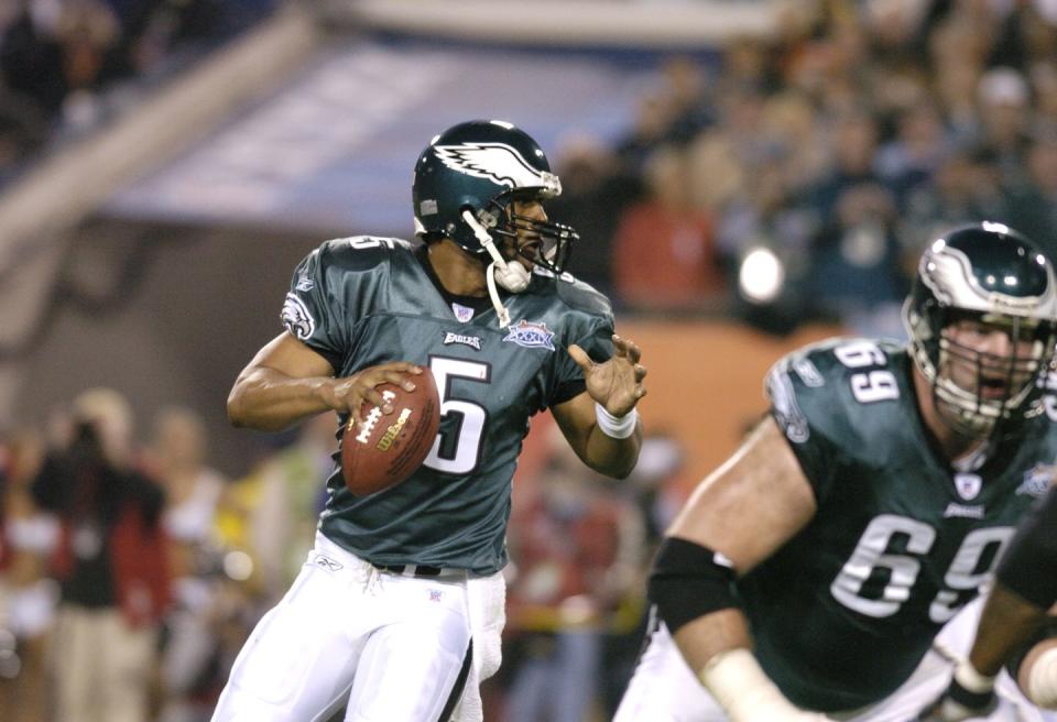 philadelphia eagles quarterback donovan mcnabb preparing the throw the ball during super bowl xxxix