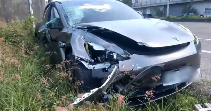 苗栗造橋台1線昨天發生死亡車禍，1輛高速行駛的特斯拉撞機車，騎士當場噴飛倒地。（圖／翻攝畫面）