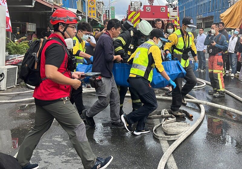 台東電器行火警  男童受困命危送醫不治 台東市中華路一間電器行6日下午發生火警，就讀國 小4年級王姓男童受困，消防人員從火場將男童救出 時，王童已失去生命跡象，送醫不治。 中央社記者盧太城台東攝  112年12月6日 