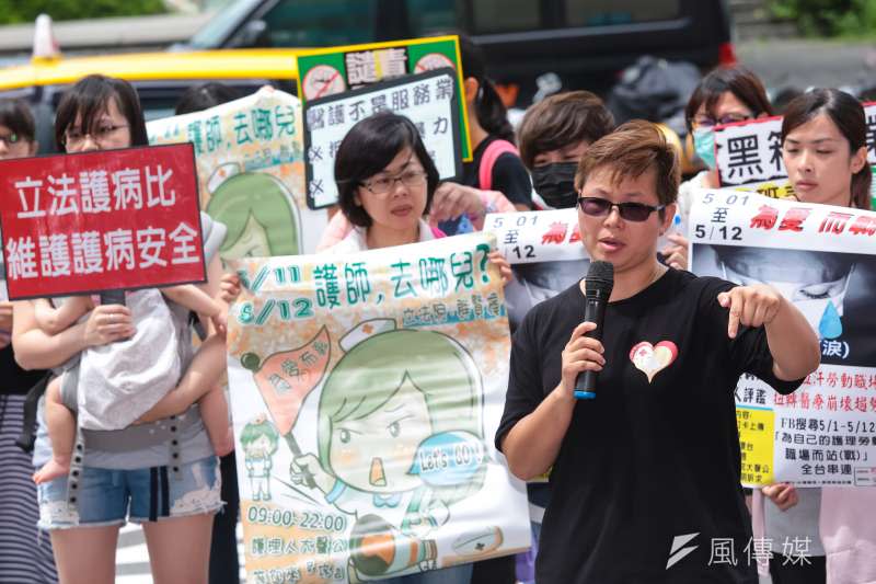 台灣護理人員諮詢協助團陳玉鳳護理師25日至民進黨中央，抗議護病比不均維護護病安全。（顏麟宇攝）