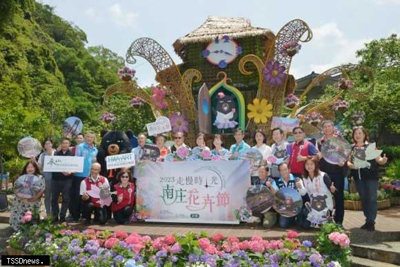 南庄花卉節今二十九日登場大型花卉裝置藝術迎賓，歡迎大家前來渡假賞花。（記者江乾松攝）