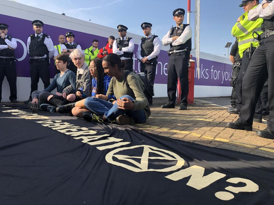 Heathrow protest: Extinction Rebellion issues WhatsApp instructions about 'adapted' climate change demonstration, as teenagers threatened with arrest