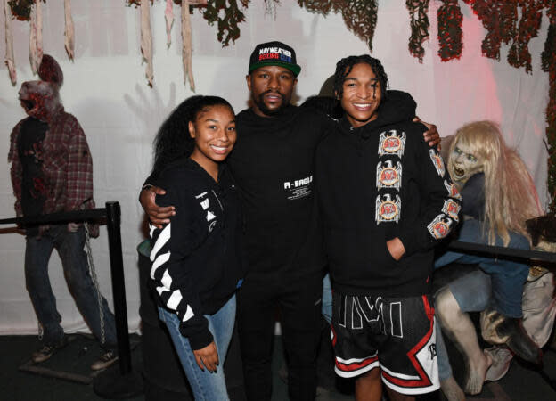 LAS VEGAS, NEVADA - OCTOBER 17: (L-R) Jirah Mayweather, her father, boxing promoter Floyd Mayweather Jr., and his son 