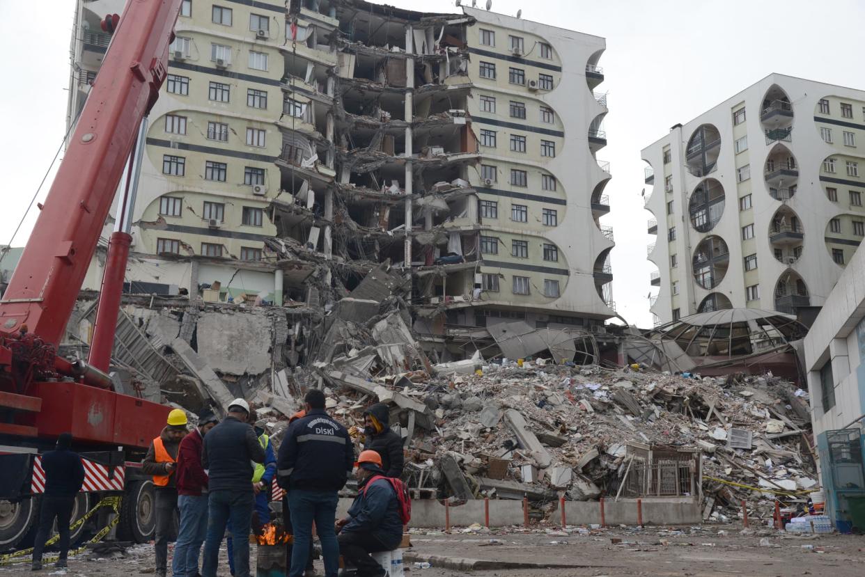 Photo d'un bâtiment effondré à Diyarbakir, en Turquie, après deux séismes, le 6 février 2023 - ILYAS AKENGIN / AFP