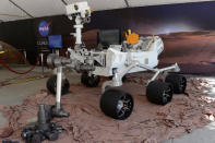 <b>„Curiosity“-Landung auf dem Mars</b><br><br> Im November erst hat sich „Curiosity“ der Mars-Atmosphäre angenommen. Die ist 100 mal dünner als die der Erde und Wissenschaftler wollen schon lange besser verstehen, warum. Auch den Boden des Mars hat sich der Rover schon vorgenommen. Das überraschende Ergebnis: Er gleicht dem von Hawaii. Das fahrende Labor ist mit viel Hightech ausgestattet: Zehn wissenschaftliche Instrumente sind mit an Bord. Die ersten Forschungen machen Hoffnung auf noch viele weitere Entdeckungen in den kommenden knapp zwei Jahren der Mission. <br><br>Die Entsendung des bisher teuersten und technisch ausgefeiltesten Marsrovers hat sich laut Wissenschaftlern jetzt schon gelohnt. Und allen Ungeduldigen, die mehr und schnellere Ergebnisse erhofft hatten, sagen die Experten immer wieder: Die Marsmission ist ein Marathon, kein Sprint. (Bild: dpa)