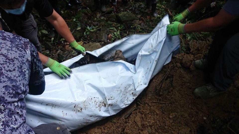 工作人員將東卯山黑熊遺體裝袋，運送至農委會家畜衛生試驗所解剖以鑑定死因。（圖／林務局提供）
