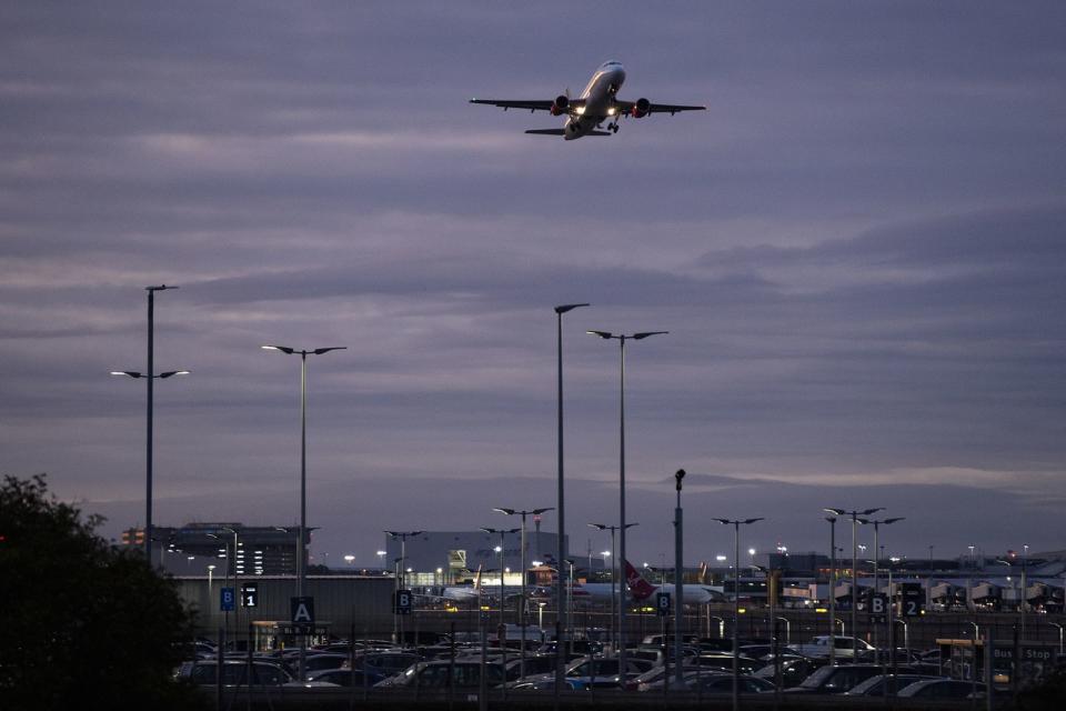 Flugreisen und der Konsum von Fleisch verbrauchen unsere Ressourcen und verursachen viele CO₂-Emissionen. (Bild: 2019 Getty Images/Leon Neal)