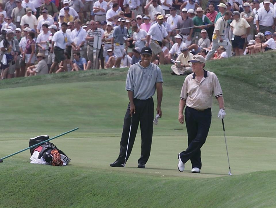 Jack Nicklaus, right, and Tiger Woods shared a laugh on the 18th green as they wound up their first round of play in the PGA Championship at Valhalla in 2000.
