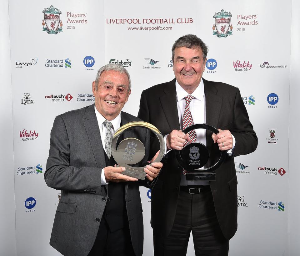 Ian St John, left, and Yeats celebrate winning Liverpool FC’s lifetime achievement award in 2015 (Getty)