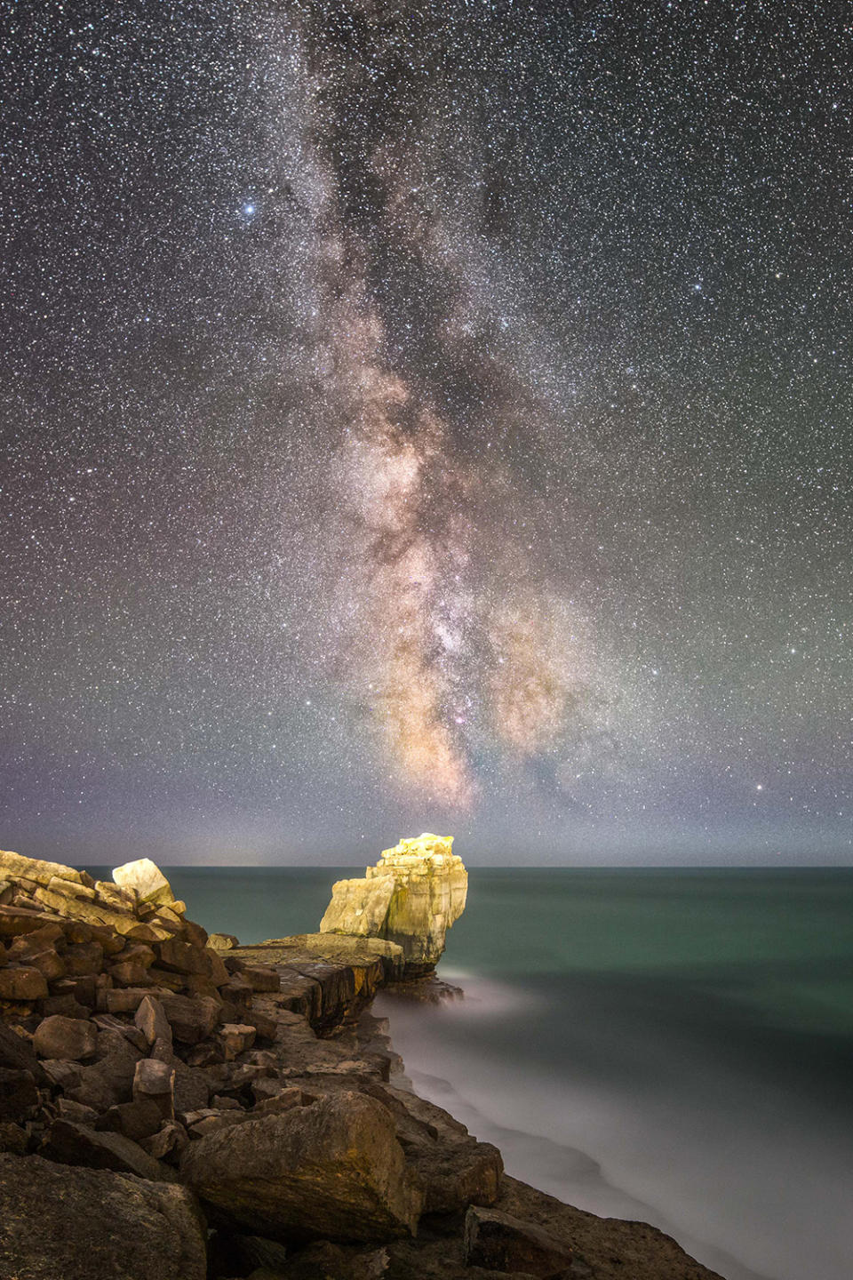 Hermosas imágenes de la Vía Láctea capturadas en los emblemáticos paisajes de Dorset