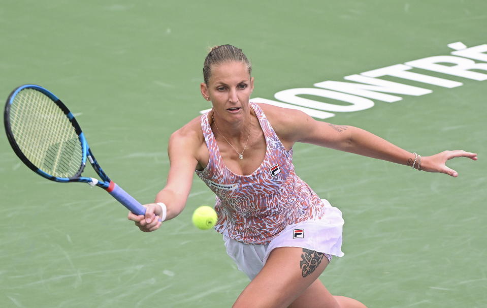 La checa Karolina Pliskova regresa la bola en el encuentro de la primera ronda del Abierto de Montreal ante la china Lin Zhu el lunes 7 de agosto del 2023. (Graham Hughes/The Canadian Press via AP)