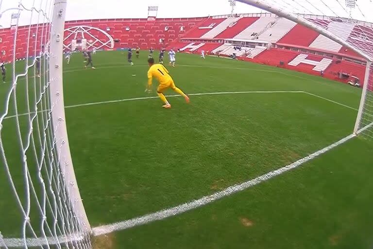 El zurdazo de Kevin Zenón va camino hacia el ángulo izquierdo del arquero paraguayo, en el 1-0 del Sub 23 argentino