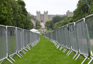 <p>Les grilles installées le long de la “Long Walk” jusqu’au château de Windsor. [Photo: Getty] </p>