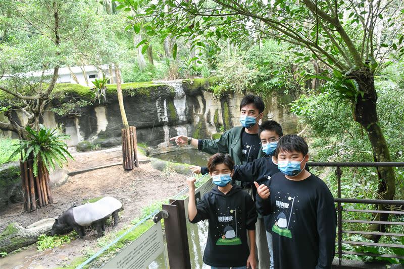 是元介帶《嗨！神獸》片中童星白潤音、林祐銓、陳京甫到臺北市立動物園校外教學。（圖／甲上娛樂提供）