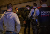 Le immagini della seconda notte di manifestazioni contro le restrizioni anti-Covid a Barcellona, sabato 31 ottobre. Una ventina di persone è risultata ferita, e altrettante sono state arrestate. (AP Photo/Emilio Morenatti)