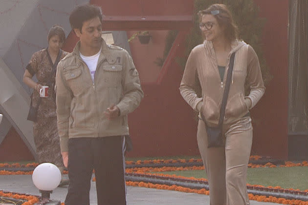 Rajeev is his usual jolly self as he banters with Aaksha over the happenings at the Bigg Boss house.