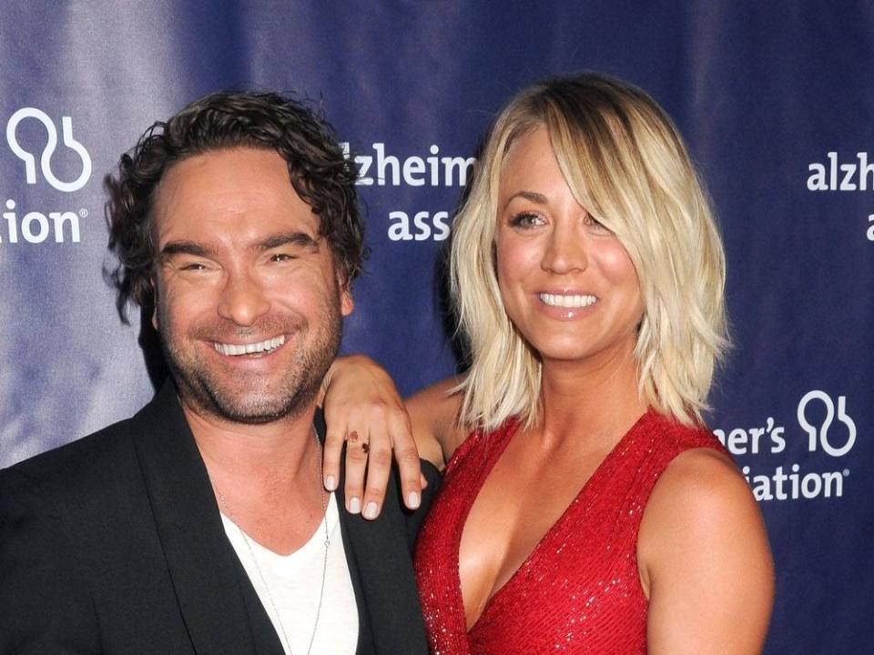 Kaley Cuoco und Johnny Galecki im Jahr 2016 gemeinsam auf einem roten Teppich - rund sieben Jahre nach ihrer Beziehung. (Bild: imago/ZUMA Wire)