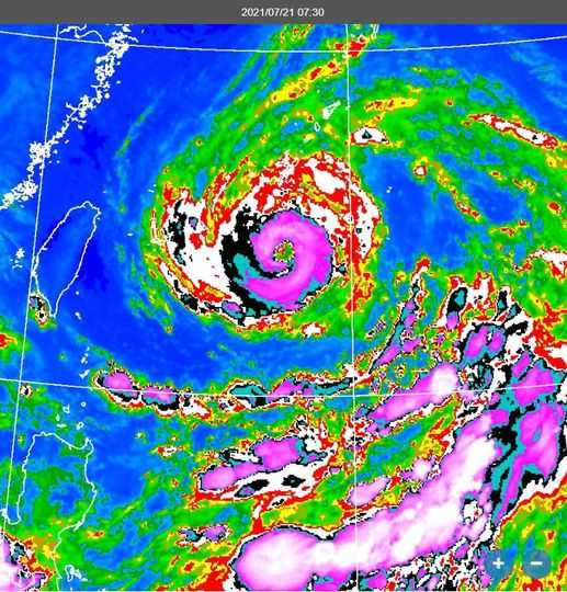 氣象局局長鄭明典表示，烟花颱風紫色的眼牆雲系接近環繞一整圈，相對來說強度稍有增強。（圖／翻攝自臉書／鄭明典）