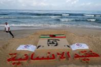 Palestinian artists make sand sculpture in tribute to Kuwait's late Emir Sheikh al-Sabah