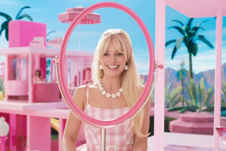 Margot Robbie as Barbie has a pink circle around her head. 