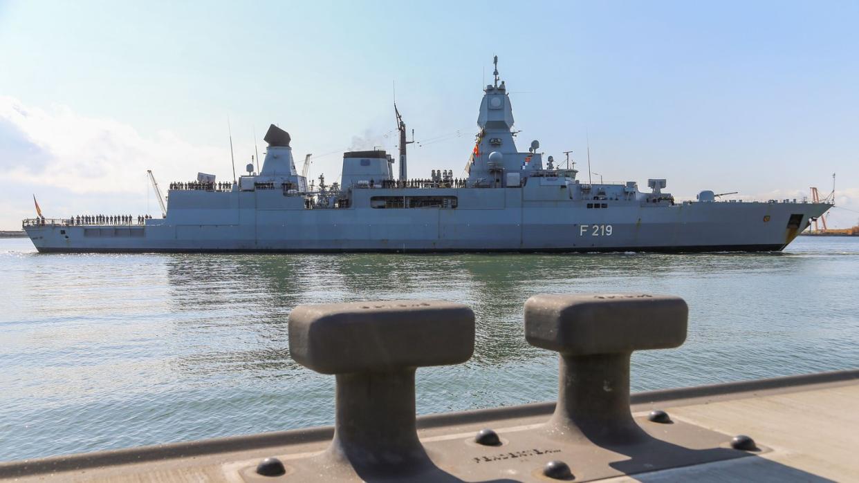 Die Fregatte «Sachsen» kehrt im Mai 2018 zum Marinestützpunkt in Wilhelmshaven zurück. Das Schiff hatte bei der EU-Mission Sophia Schleusernetzwerke aufgeklärt und zentrale Routen im Mittelmeer überwacht. Foto: Mohssen Assanimoghaddam